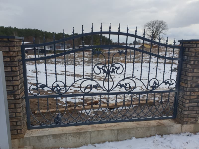 Smijernsgjerde med ornamenter mellom murte søyler